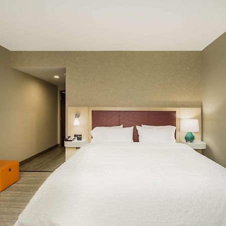 Hampton Inn Newport Exteriör bild