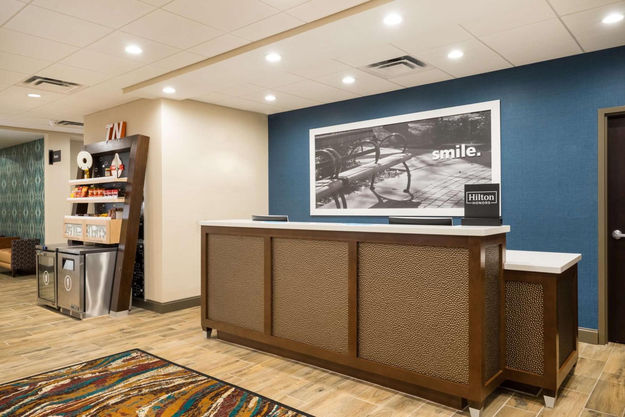 Hampton Inn Newport Exteriör bild