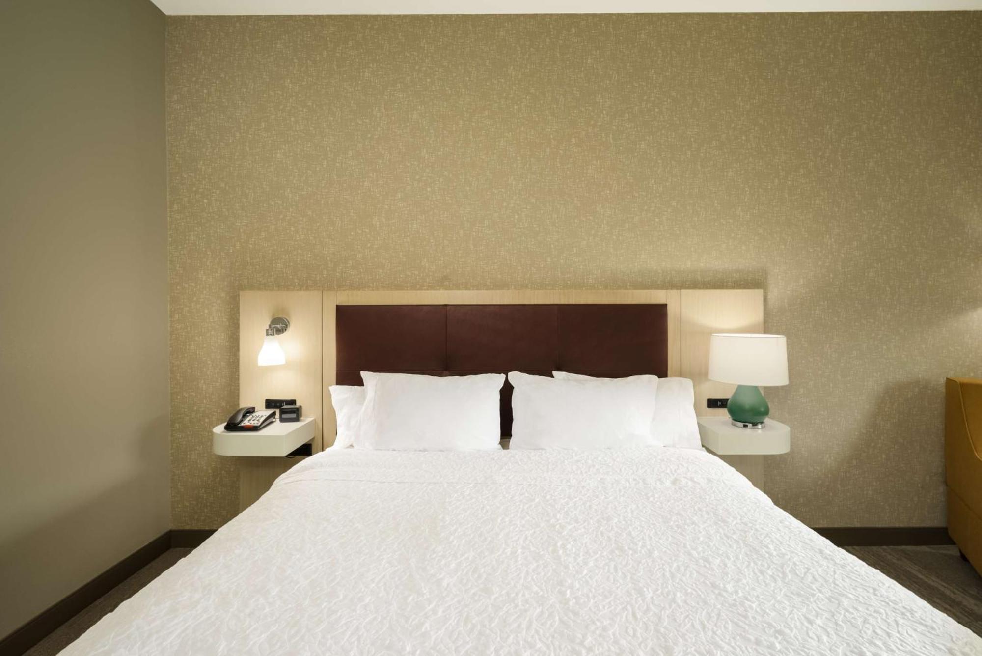 Hampton Inn Newport Exteriör bild