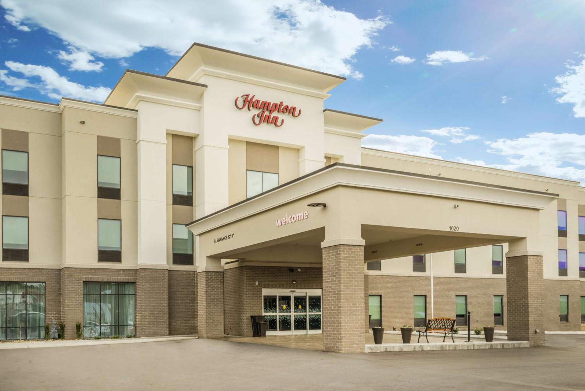 Hampton Inn Newport Exteriör bild