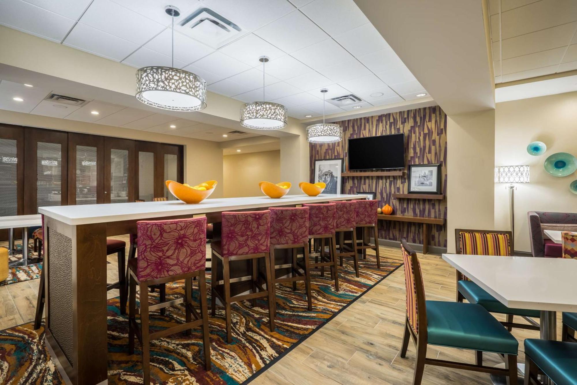 Hampton Inn Newport Exteriör bild